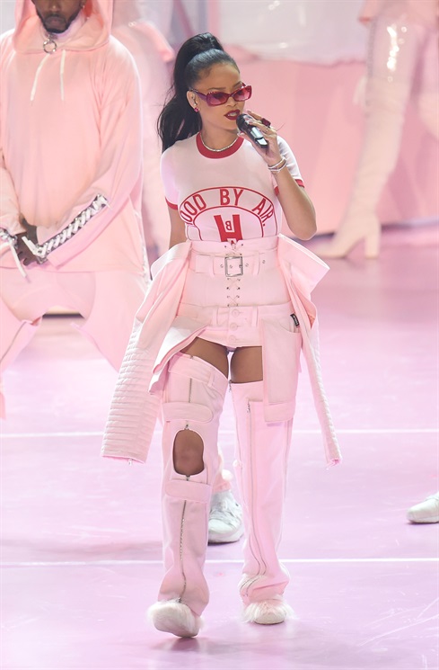 Rihanna VMA 2016 outfit rosa