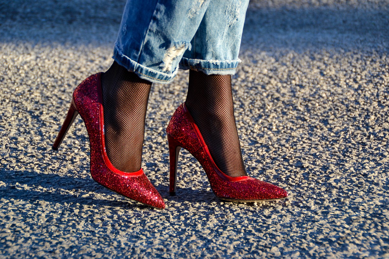 martina-favaro-red-shoes