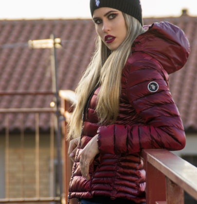 Piumino rosso: outfit per il freddo