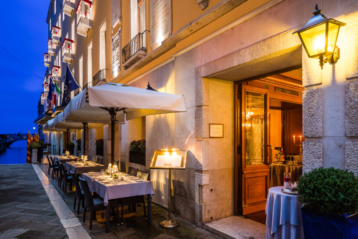 Cena sul canale a Venezia