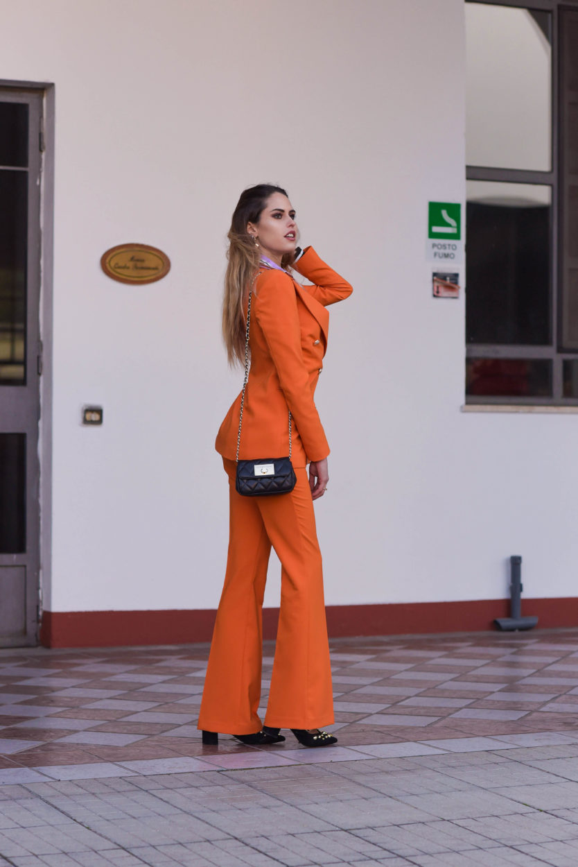 orange outfit influencer